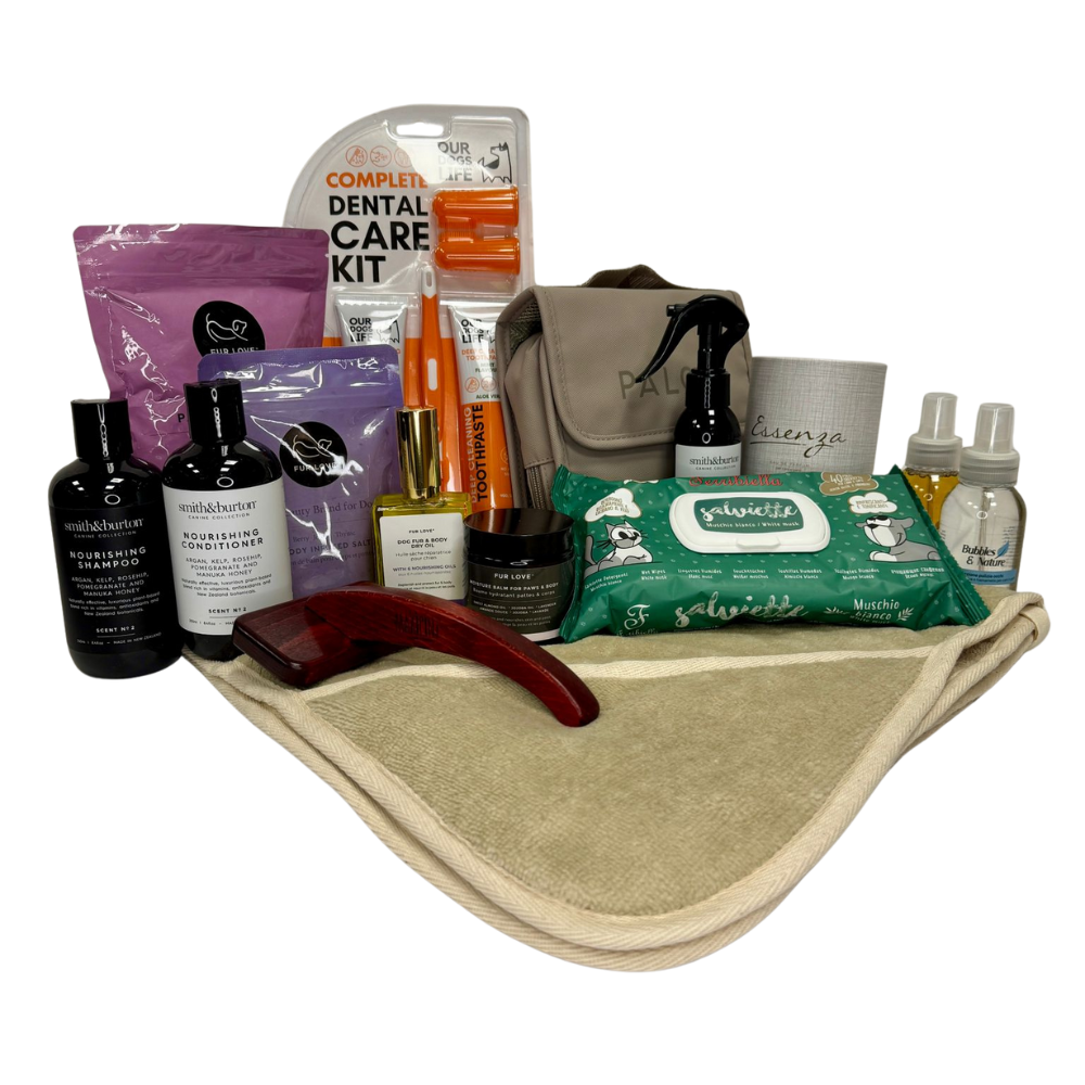 Luxe spa verzorgingsbox voor honden: van ontklitter, badzout, vachtolie, shampoo en conditioner tot oorreiniger, oogreiniger, tandverzorgingskit, toiletzak en parfum.